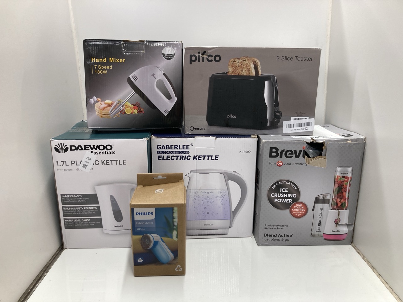 Lot 250  
            Edinburgh SR24 - Delivery Only 

                
QUANTITY OF KITCHEN & APPLIANCES ITEMS TO INCLUDE PHILIPS GC026/00 DIFFERENT FABR...
