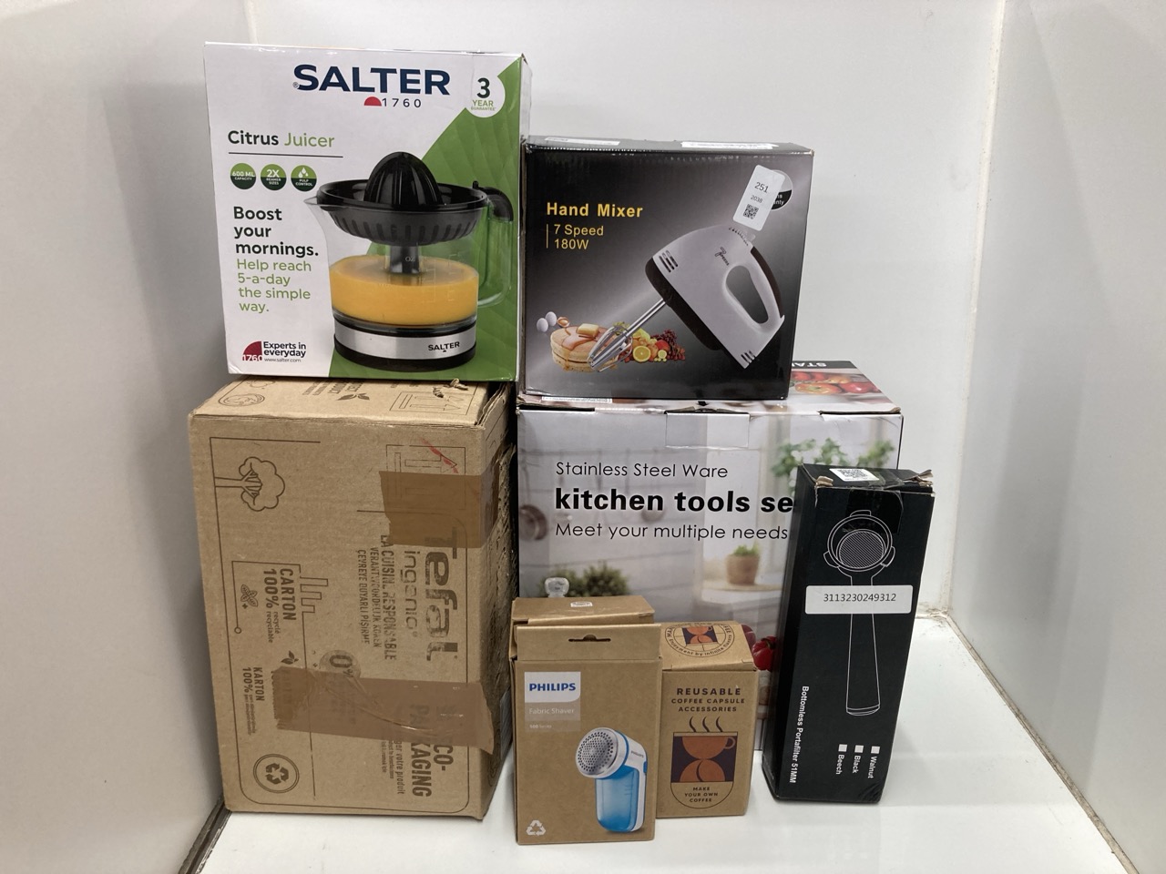 Lot 251  
            Edinburgh SR24 - Delivery Only 

                
QUANTITY OF KITCHEN & APPLIANCES ITEMS TO INCLUDE SALTER ELECTRIC FRUIT JUICER – ...