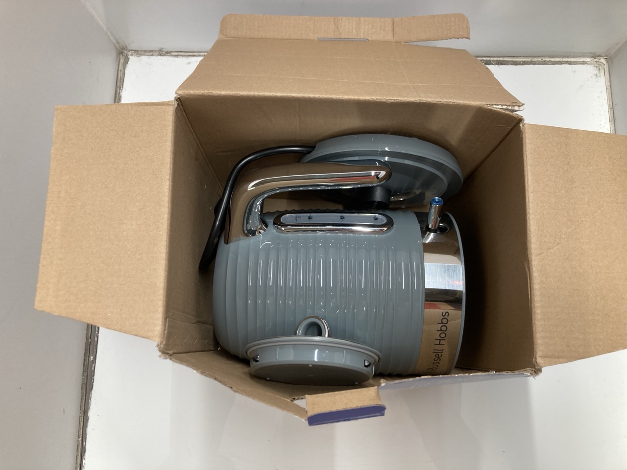 Lot 252  
            Edinburgh SR24 - Delivery Only 

                
QUANTITY OF KITCHEN & APPLIANCES ITEMS TO INCLUDE RUSSELL HOBBS INSPIRE ELECTRIC ... - Image 4