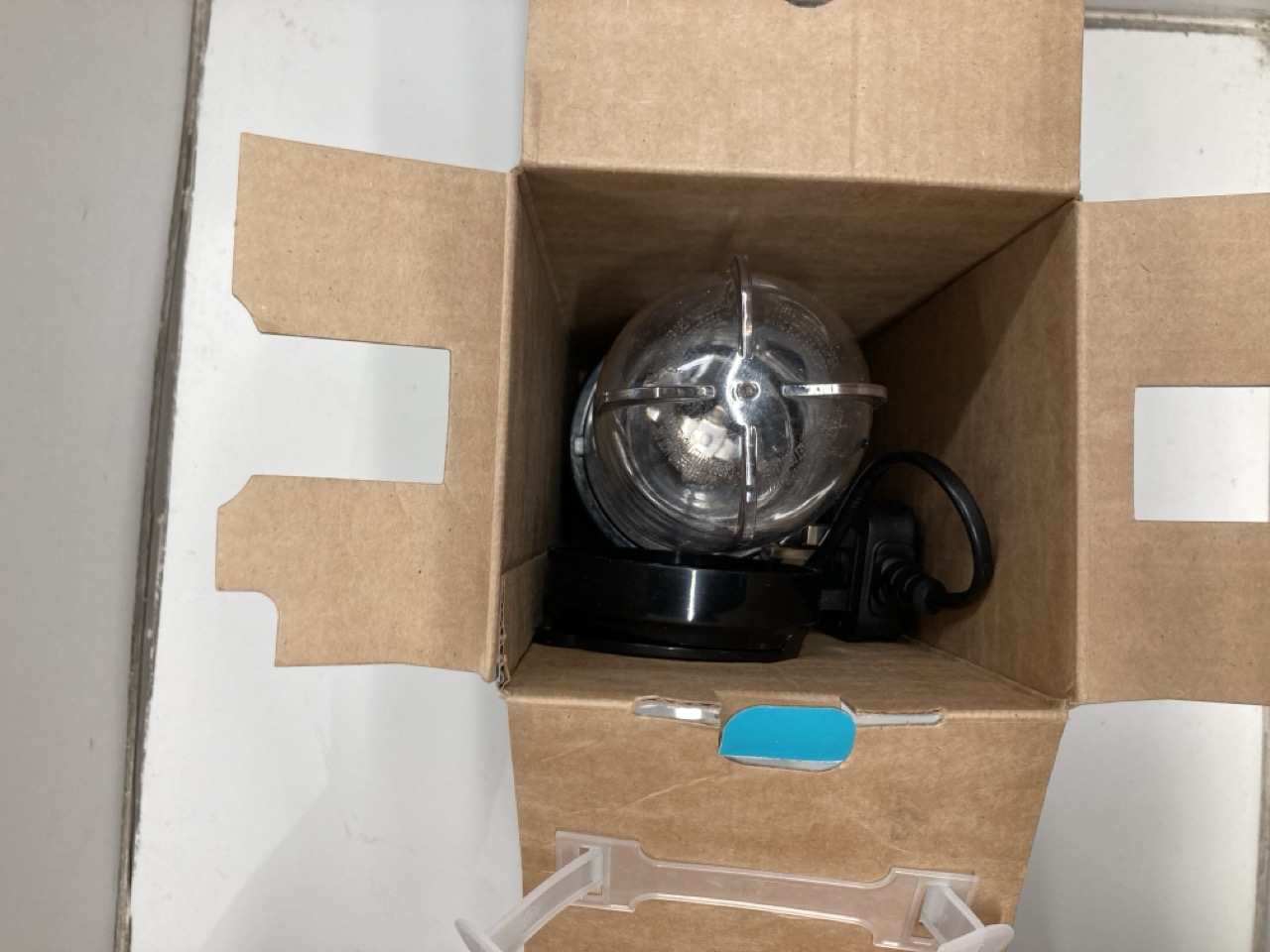 Lot 256  
            Edinburgh SR24 - Delivery Only 

                
QUANTITY OF KITCHEN & APPLIANCES ITEMS TO INCLUDE NUTRIBULLET MAGIC BULLET STARTE... - Image 4