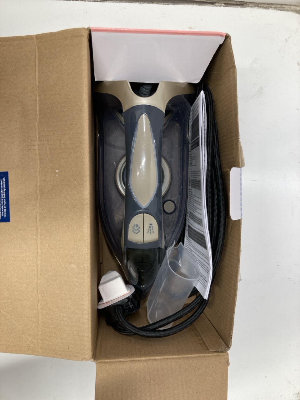 Lot 257  
            Edinburgh SR24 - Delivery Only 

                
QUANTITY OF KITCHEN & APPLIANCES ITEMS TO INCLUDE BELDRAY POWERLITE STEAM IRON, C... - Image 4