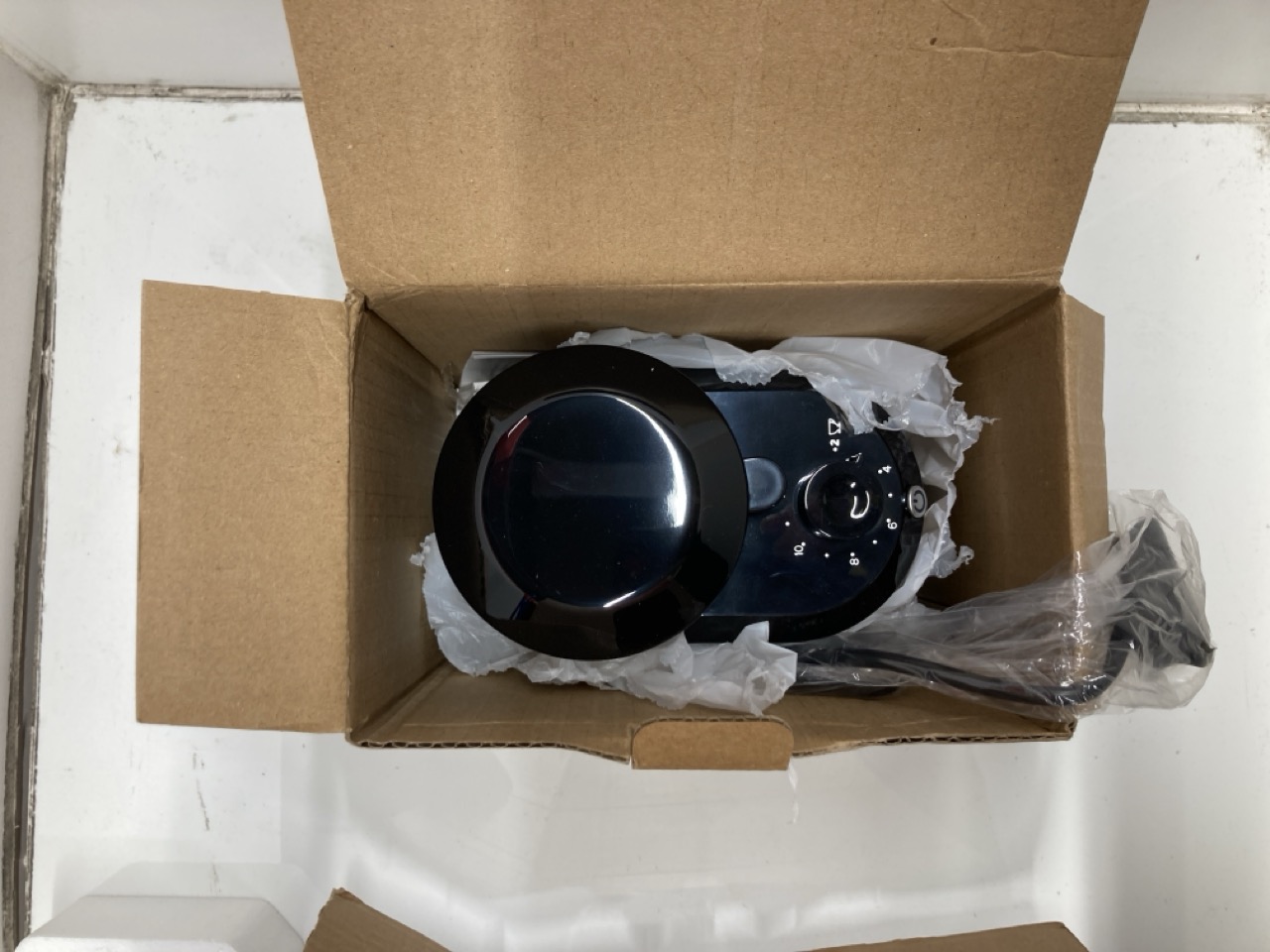 Lot 258  
            Edinburgh SR24 - Delivery Only 

                
QUANTITY OF KITCHEN & APPLIANCES ITEMS TO INCLUDE SWAN SK14610GRYN NORDIC CORDLES...