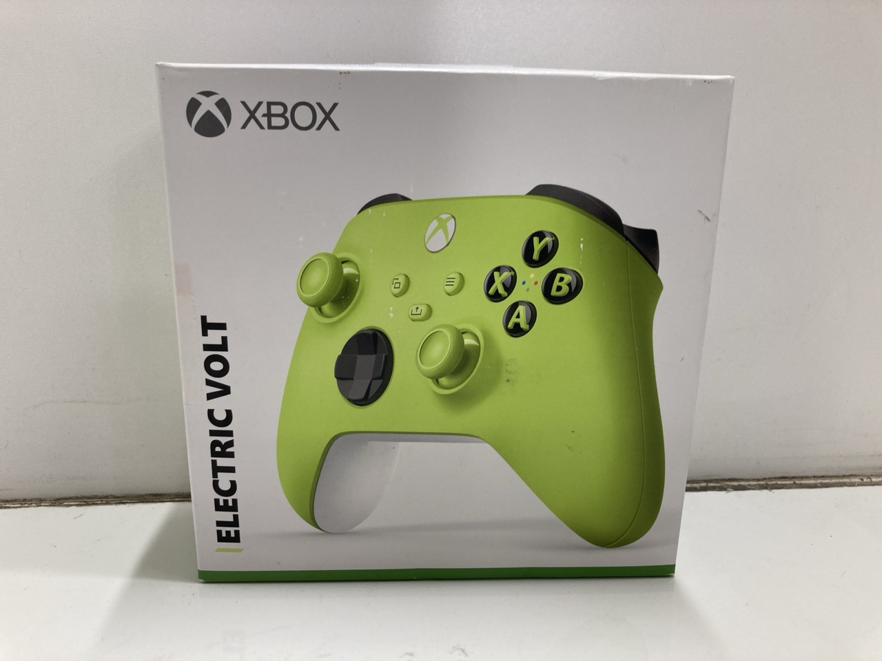 Lot 261  
            Edinburgh SR24 - Delivery Only 

                
QUANTITY OF TECH & GAMING ITEMS TO INCLUDE PDP ROCK CANDY WIRED GAMING SWITCH PRO...