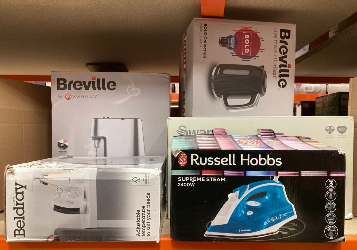 Lot 262  
            Edinburgh SR24 - Delivery Only 

                
QUANTITY OF KITCHEN & APPLIANCES ITEMS TO INCLUDE RUSEELL HOBBS SUPER STEAM IRON:...