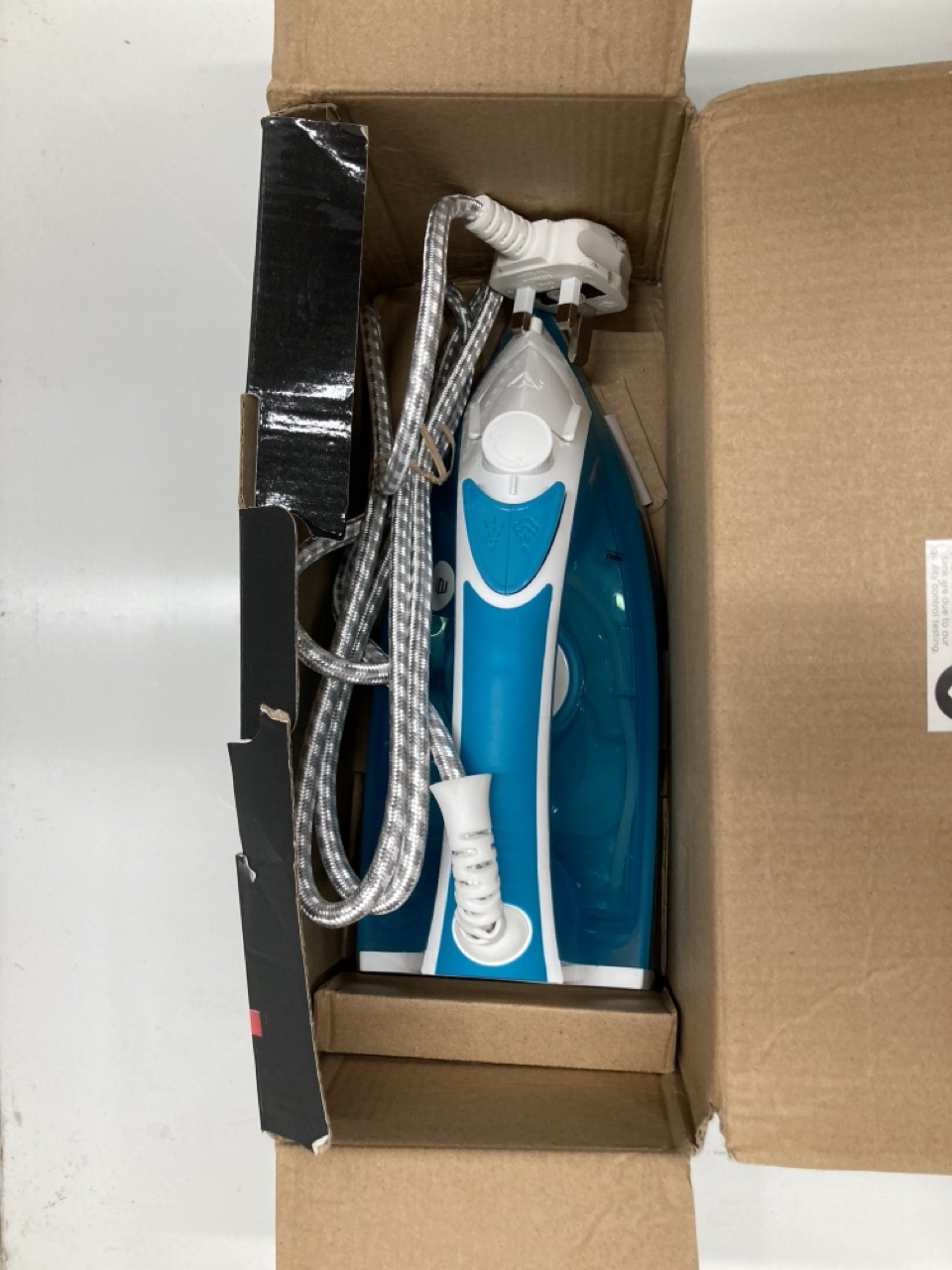 Lot 262  
            Edinburgh SR24 - Delivery Only 

                
QUANTITY OF KITCHEN & APPLIANCES ITEMS TO INCLUDE RUSEELL HOBBS SUPER STEAM IRON:...