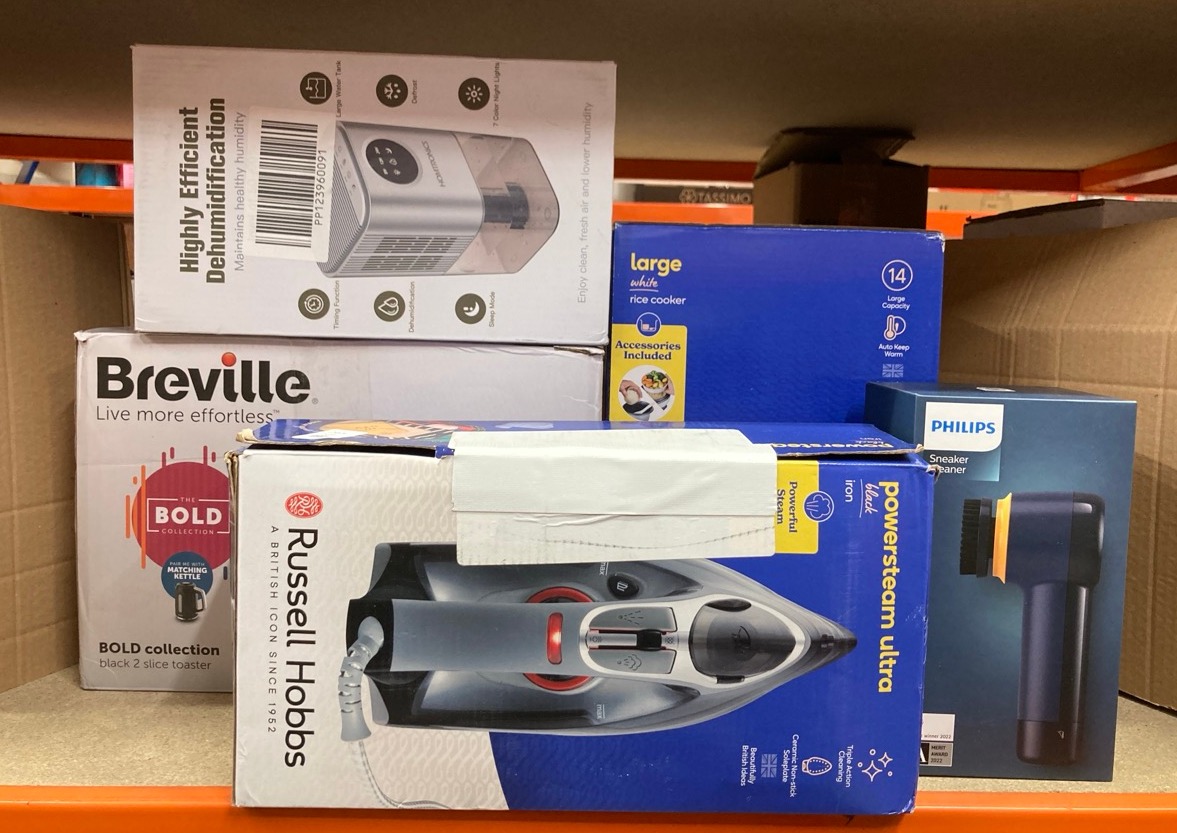 Lot 263  
            Edinburgh SR24 - Delivery Only 

                
QUANTITY OF KITCHEN & APPLIANCES ITEMS TO INCLUDE RUSSELL HOBBS POWERSTEAM ULTRA ...