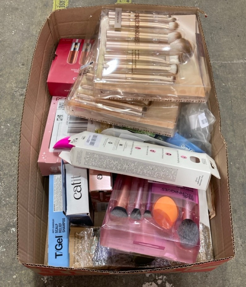 Lot 266  
            Edinburgh SR24 - Delivery Only 

                
QUANTITY OF HEALTH & BEAUTY TO INCLUDE REAL TECHNIQUES 9 PIECE GLOW SET: LOCATION...