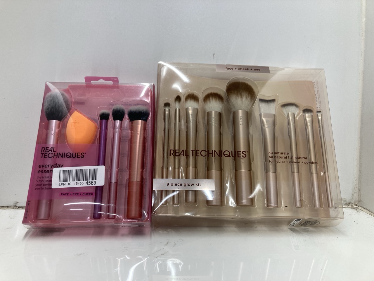 Lot 266  
            Edinburgh SR24 - Delivery Only 

                
QUANTITY OF HEALTH & BEAUTY TO INCLUDE REAL TECHNIQUES 9 PIECE GLOW SET: LOCATION...