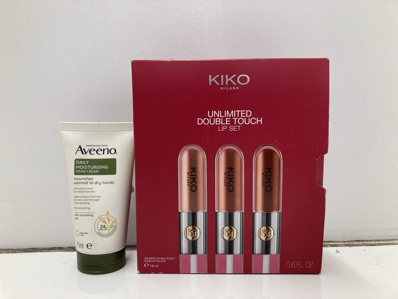 Lot 266  
            Edinburgh SR24 - Delivery Only 

                
QUANTITY OF HEALTH & BEAUTY TO INCLUDE REAL TECHNIQUES 9 PIECE GLOW SET: LOCATION...