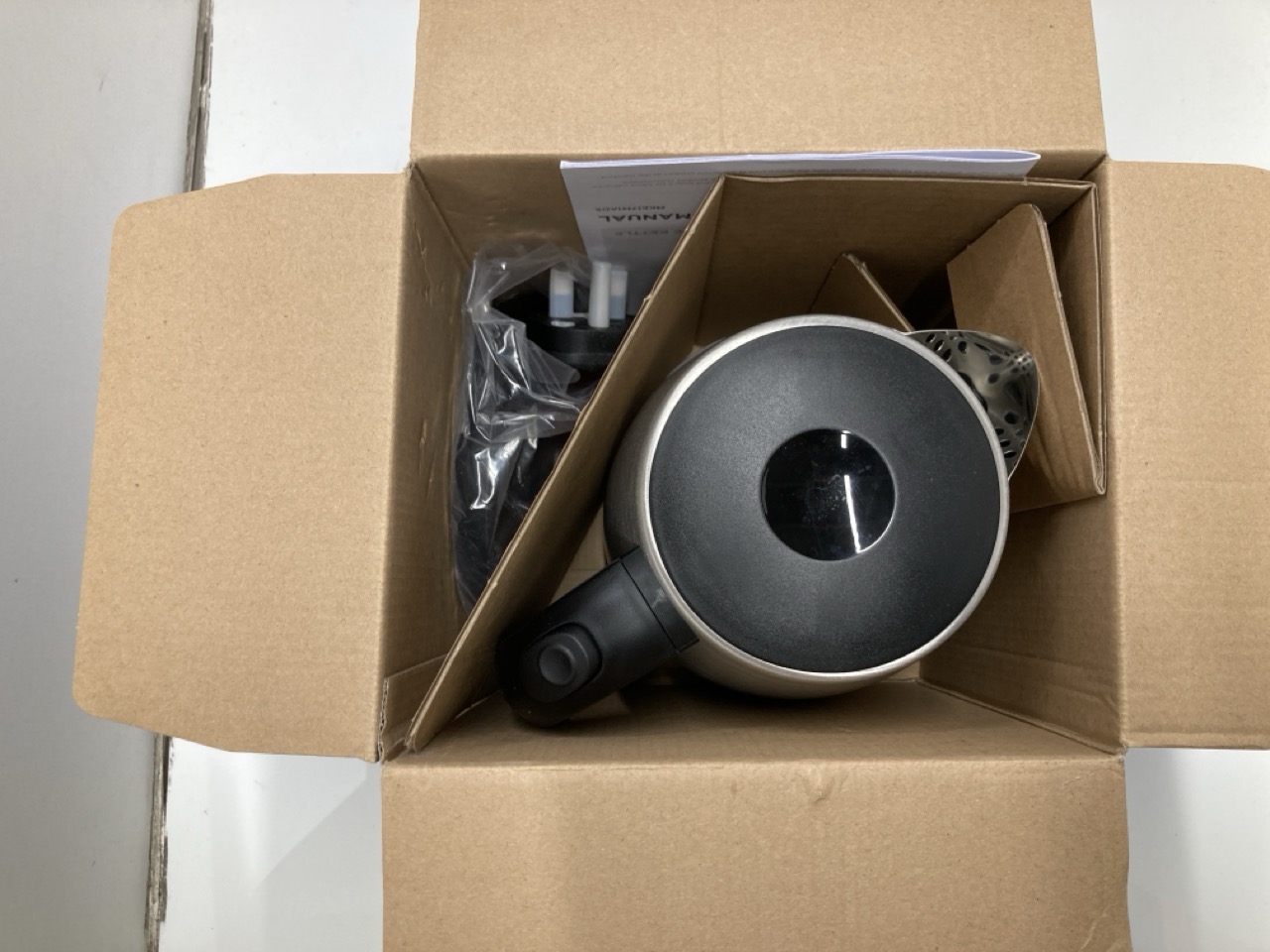 Lot 267  
            Edinburgh SR24 - Delivery Only 

                
QUANTITY OF KITCHEN & APPLIANCES ITEMS TO INCLUDE MIDEA ELECTRIC KETTLE 3000W FAS...