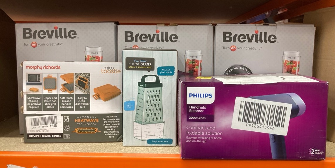 Lot 273  
            Edinburgh SR24 - Delivery Only 

                
QUANTITY OF KITCHEN & APPLIANCES ITEMS TO INCLUDE PHILIPS 3000 SERIES HANDHELD ST...