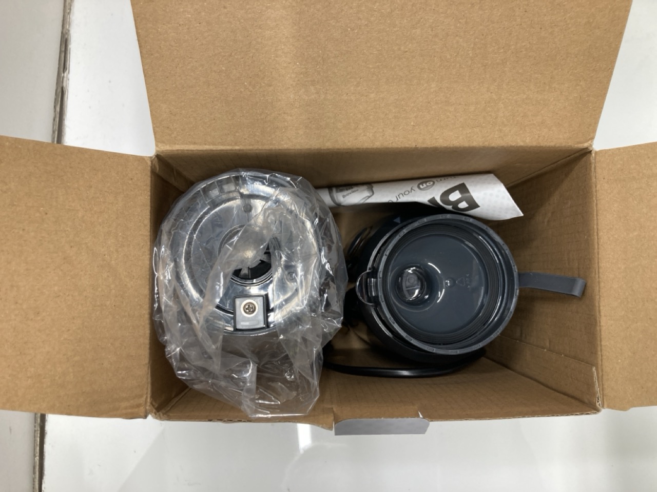 Lot 273  
            Edinburgh SR24 - Delivery Only 

                
QUANTITY OF KITCHEN & APPLIANCES ITEMS TO INCLUDE PHILIPS 3000 SERIES HANDHELD ST...