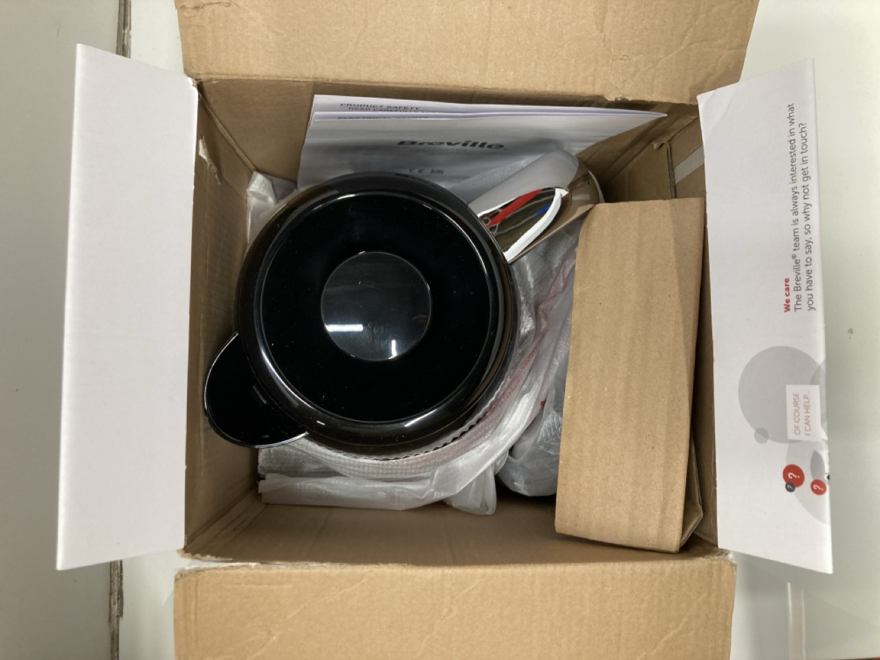 Lot 274  
            Edinburgh SR24 - Delivery Only 

                
QUANTITY OF KITCHEN & APPLIANCES ITEMS TO INCLUDE NUTRIBULLET PORTABLE BLENDER IN...