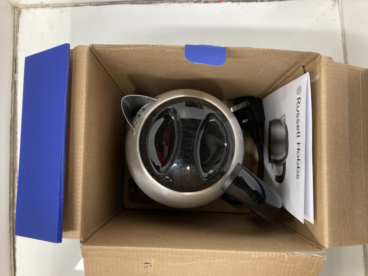 Lot 278  
            Edinburgh SR24 - Delivery Only 

                
QUANTITY OF KITCHEN & APPLIANCES ITEMS TO INCLUDE RUSSELL HOBBS BRUSHED STAINLESS... - Image 4