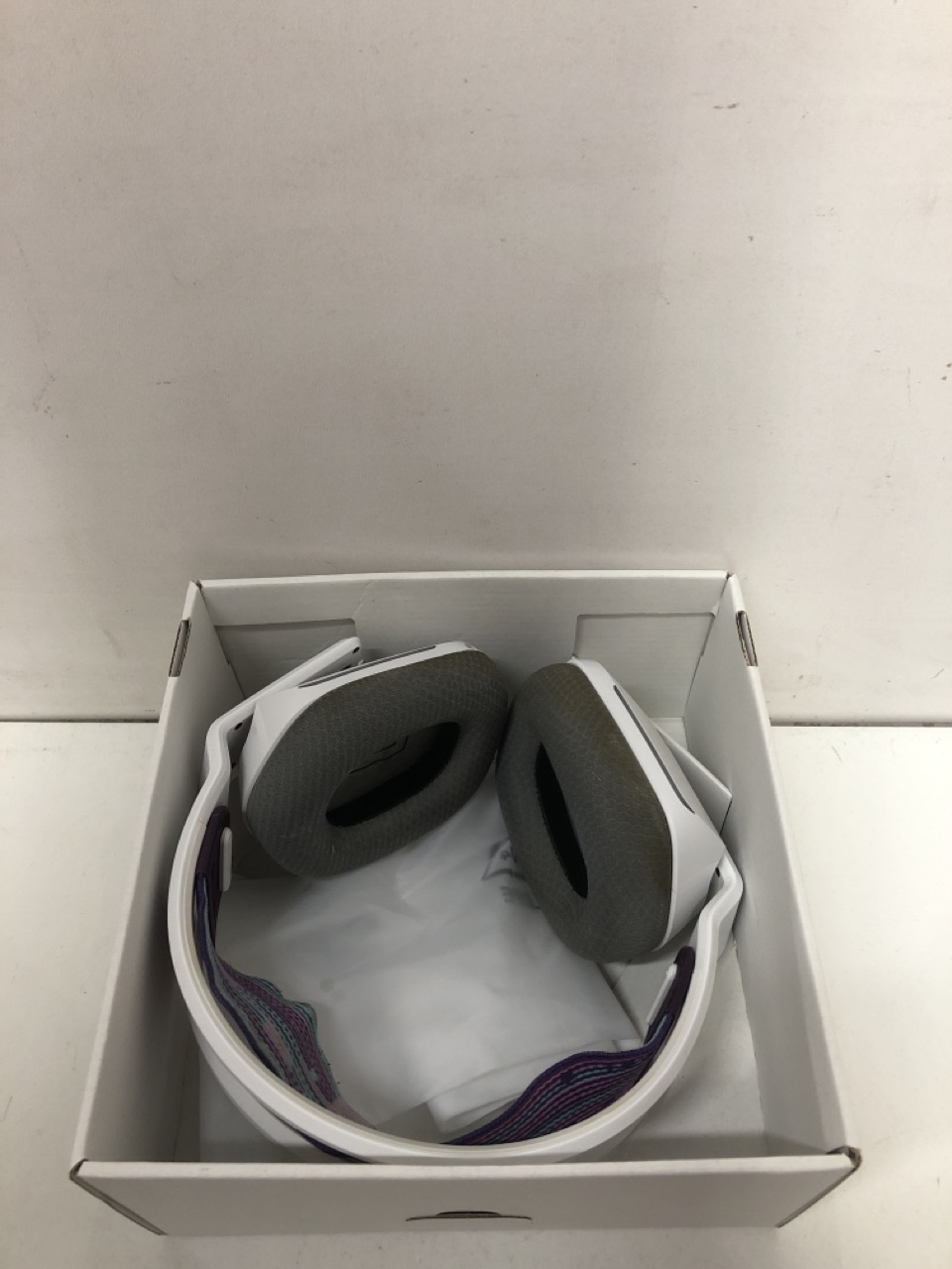 Lot 285  
            Edinburgh SR24 - Delivery Only 

                
LOGITECH G733 LIGHTSPEED WIRELESS GAMING HEADSET WITH SUSPENSION HEADBAND, LIGHTS...