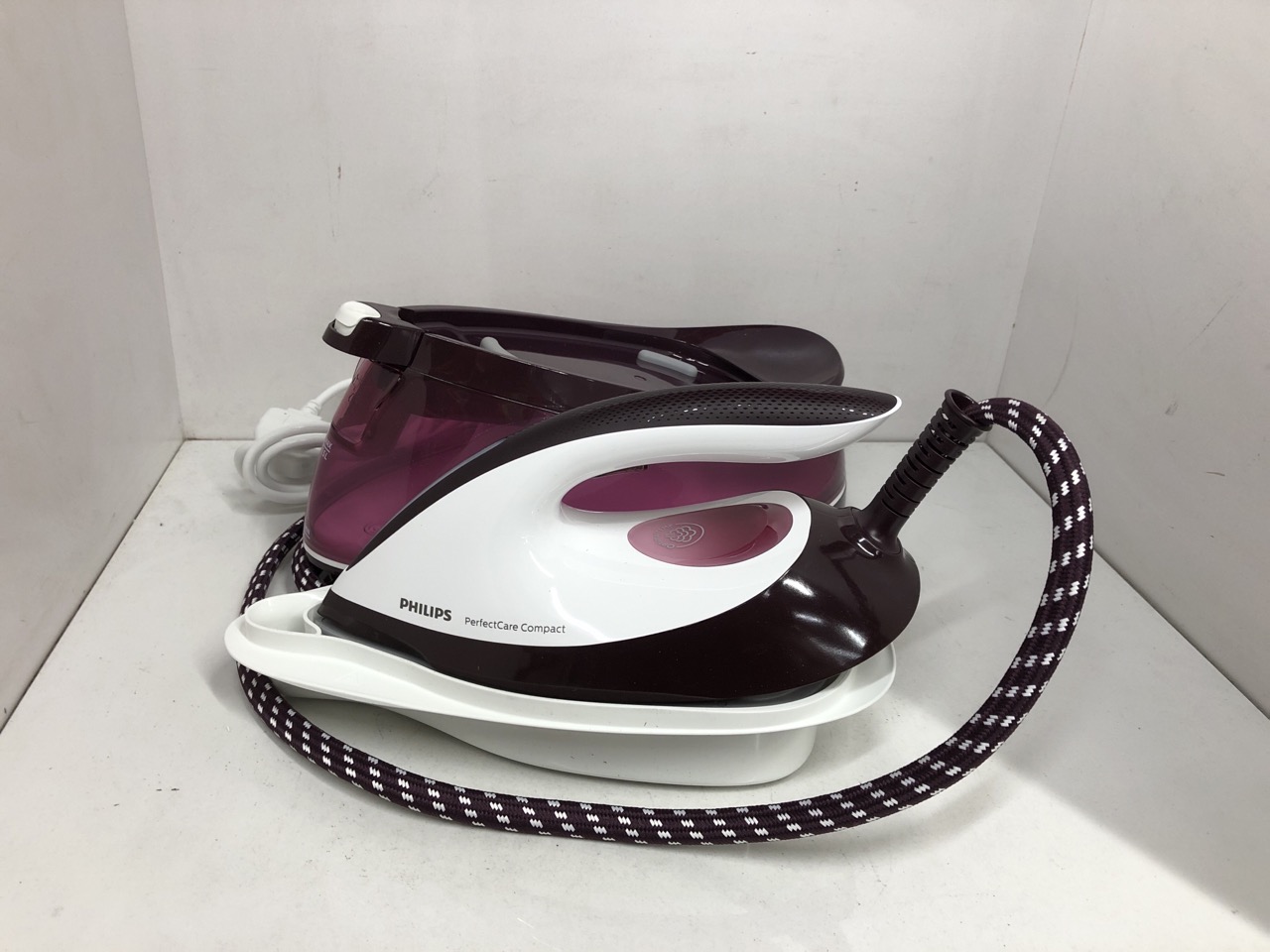 Lot 294  
            Edinburgh SR24 - Delivery Only 

                
PHILIPS PERFECTCARE COMPACT STEAM GENERATOR - 2400W, 400G STEAM BOOST, 6.5 BAR PR...
