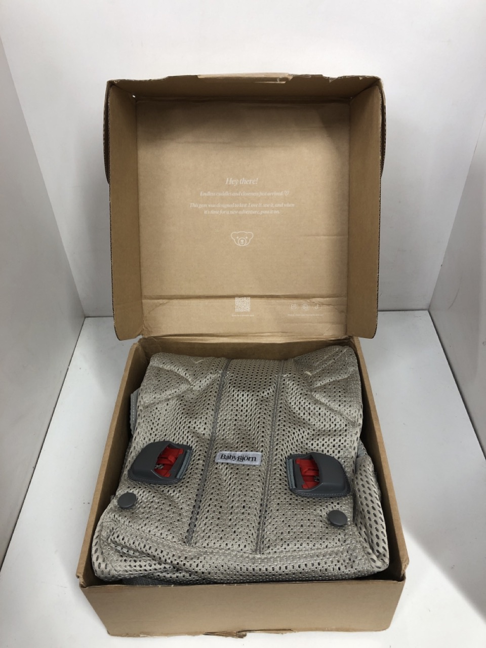 Lot 295  
            Edinburgh SR24 - Delivery Only 

                
BABYBJÖRN BABY CARRIER ONE AIR, 3D MESH, GREY BEIGE.: LOCATION - E RACK