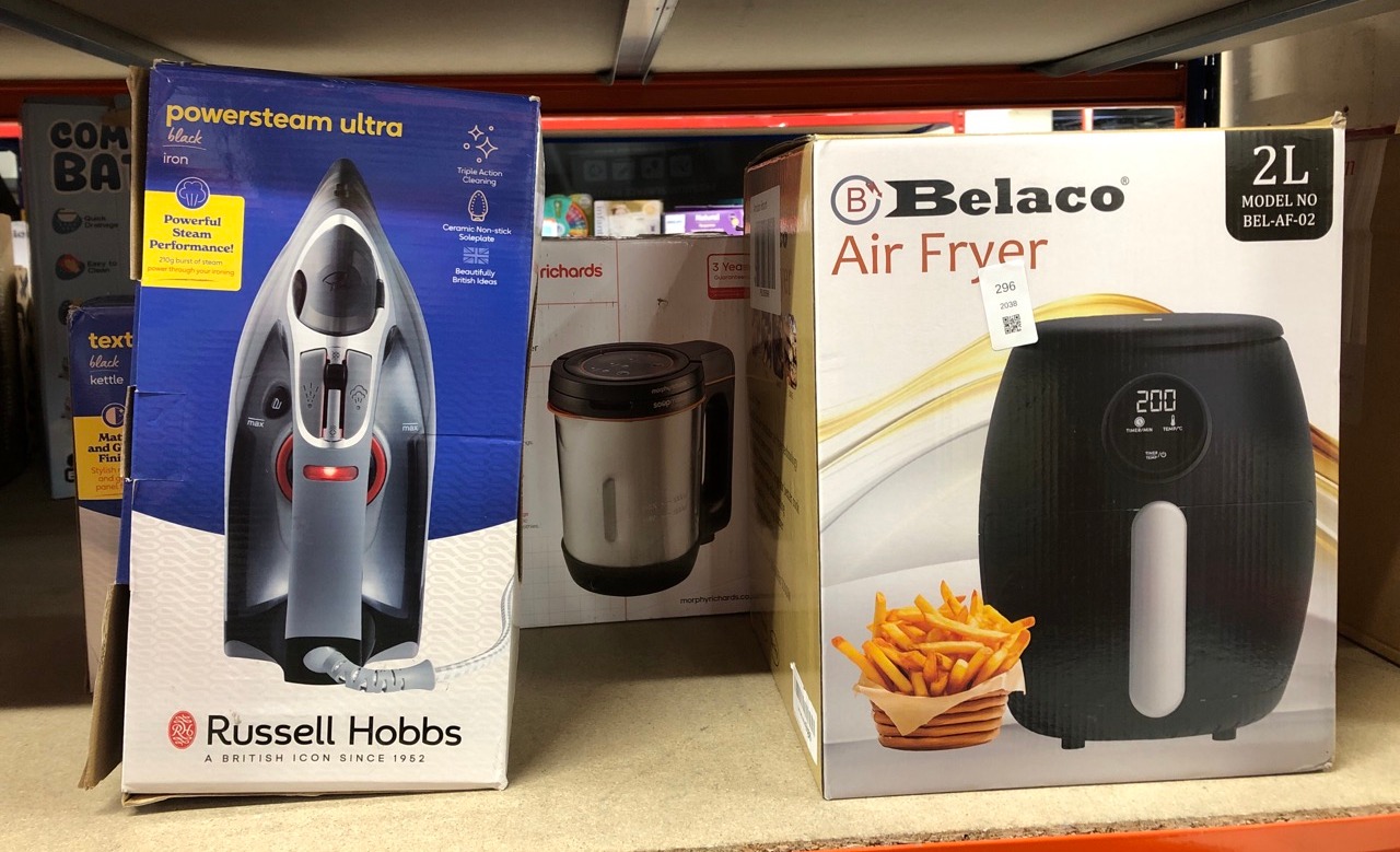 Lot 296  
            Edinburgh SR24 - Delivery Only 

                
QUANTITY OF KITCHEN & APPLIANCES ITEMS TO INCLUDE RUSSELL HOBBS STEAM IRON [3100W...