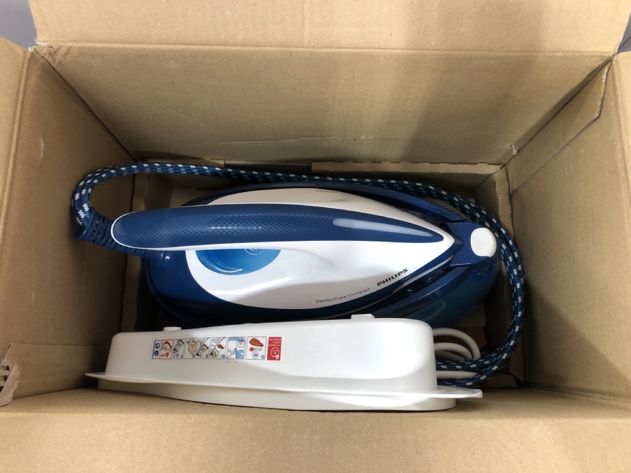 Lot 298  
            Edinburgh SR24 - Delivery Only 

                
PHILIPS PERFECTCARE COMPACT STEAM GENERATOR IRON, 1.5L WATER TANK, ENERGY SAVING,...