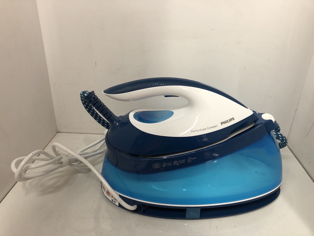 Lot 298  
            Edinburgh SR24 - Delivery Only 

                
PHILIPS PERFECTCARE COMPACT STEAM GENERATOR IRON, 1.5L WATER TANK, ENERGY SAVING,...