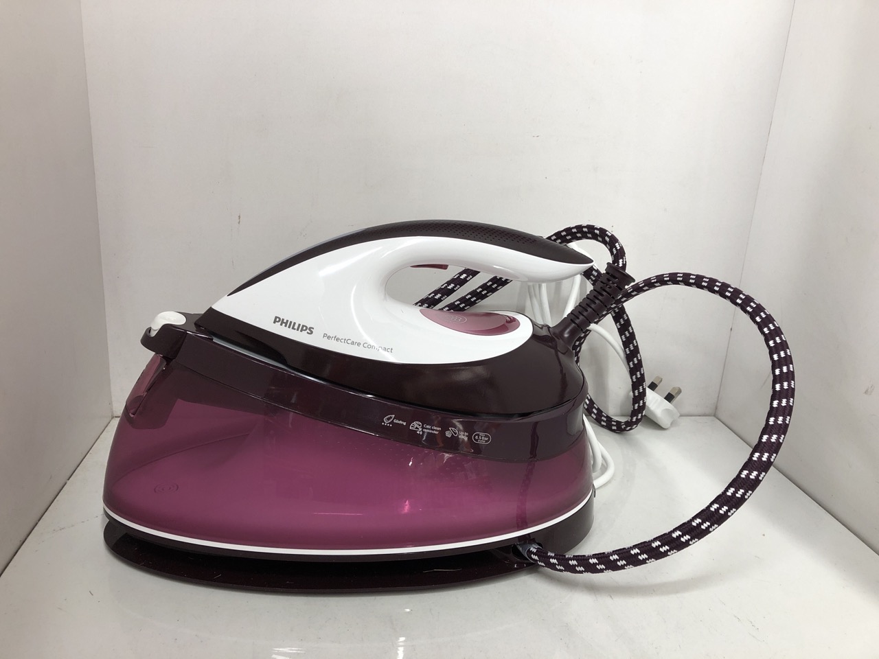 Lot 299  
            Edinburgh SR24 - Delivery Only 

                
PHILIPS PERFECTCARE COMPACT STEAM GENERATOR - 2400W, 400G STEAM BOOST, 6.5 BAR PR...
