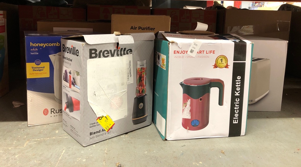 Lot 300  
            Edinburgh SR24 - Delivery Only 

                
QUANTITY OF KITCHEN & APPLIANCES ITEMS TO INCLUDE BREVILLE BLEND ACTIVE PERSONAL ...