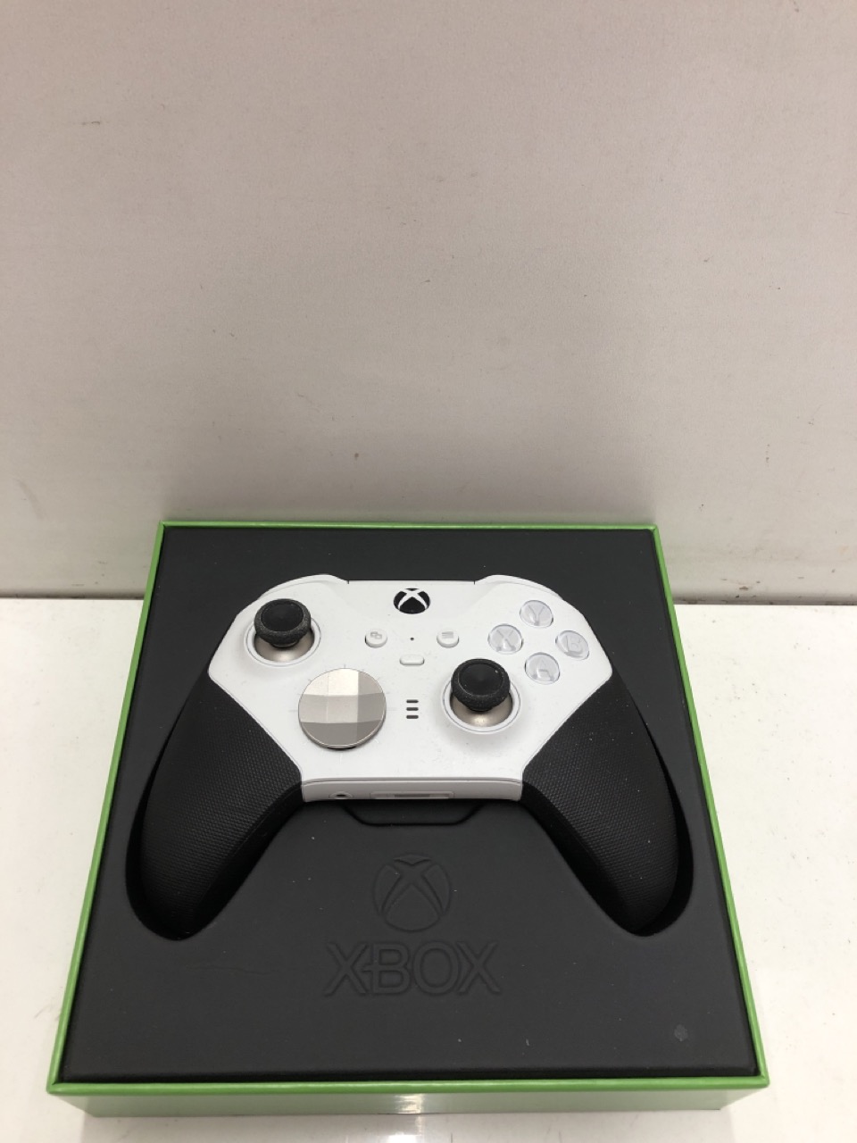 Lot 302  
            Edinburgh SR24 - Delivery Only 

                
XBOX ELITE BLUETOOTH WIRELESS CONTROLLER SERIES 2 - CORE EDITION (WHITE) FOR PC, ...