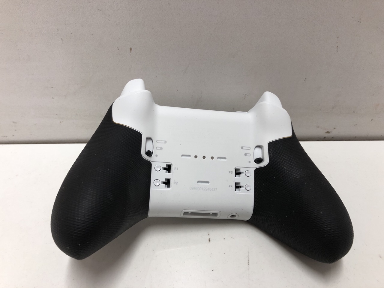 Lot 302  
            Edinburgh SR24 - Delivery Only 

                
XBOX ELITE BLUETOOTH WIRELESS CONTROLLER SERIES 2 - CORE EDITION (WHITE) FOR PC, ...