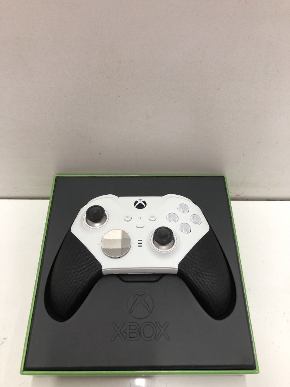 Lot 304  
            Edinburgh SR24 - Delivery Only 

                
XBOX ELITE BLUETOOTH WIRELESS CONTROLLER SERIES 2 - CORE EDITION (WHITE) FOR PC, ... - Image 3