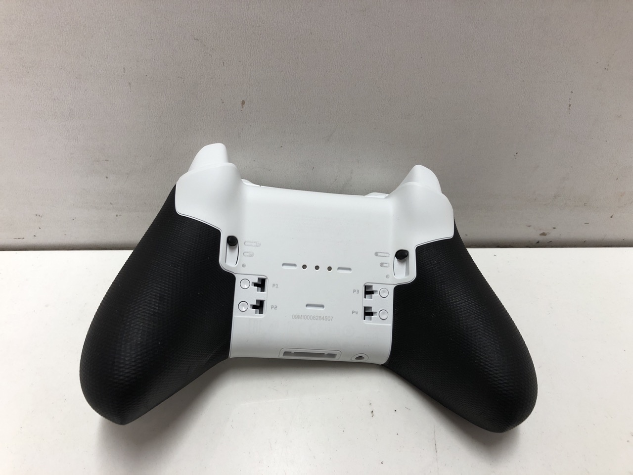 Lot 304  
            Edinburgh SR24 - Delivery Only 

                
XBOX ELITE BLUETOOTH WIRELESS CONTROLLER SERIES 2 - CORE EDITION (WHITE) FOR PC, ... - Image 4