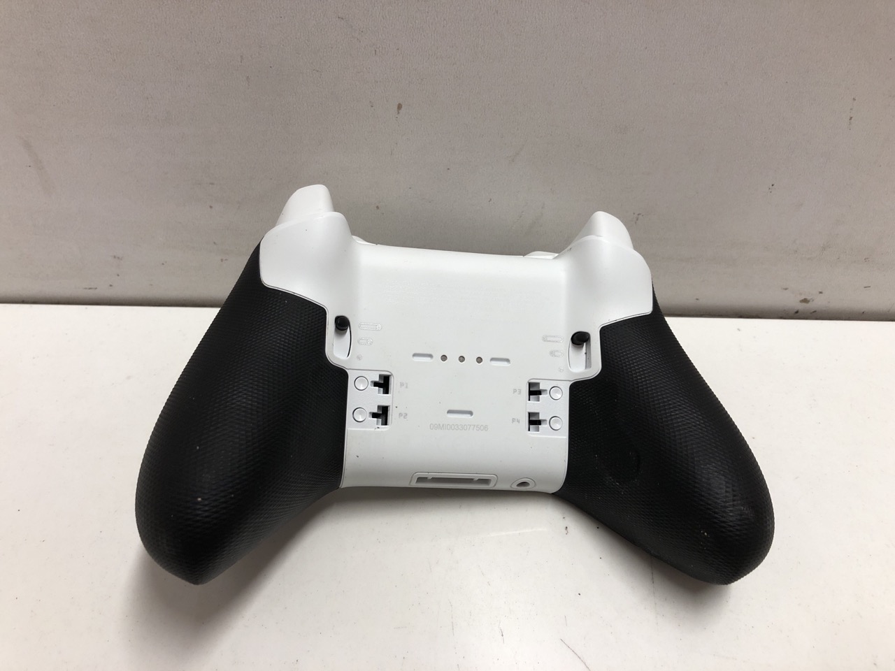 Lot 305  
            Edinburgh SR24 - Delivery Only 

                
XBOX ELITE BLUETOOTH WIRELESS CONTROLLER SERIES 2 - CORE EDITION (WHITE) FOR PC, ...