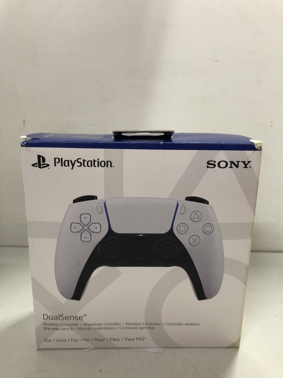 Lot 309  
            Edinburgh SR24 - Delivery Only 

                
QUANTITY OF TECH & GAMING ITEMS TO INCLUDE SONY PLAYSTATION DUALSENSE WIRELESS CO... - Image 2