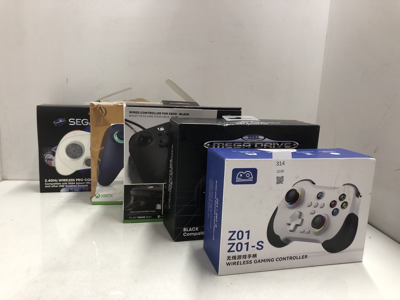 Lot 314  
            Edinburgh SR24 - Delivery Only 

                
QUANTITY OF TECH & GAMING ITEMS TO INCLUDE RETRO-BIT BIG6 CONTROLLER PAD FOR SEGA...