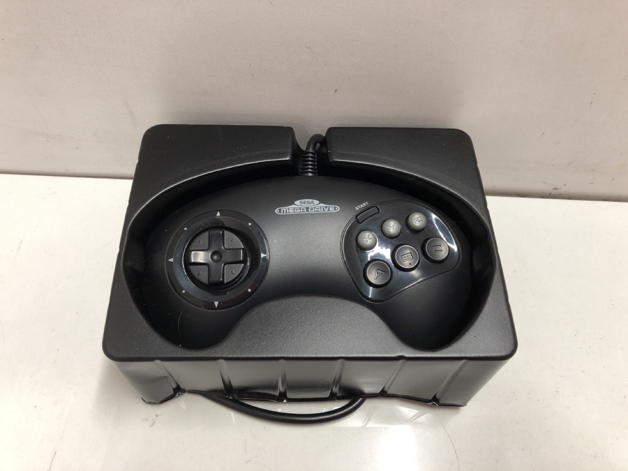 Lot 314  
            Edinburgh SR24 - Delivery Only 

                
QUANTITY OF TECH & GAMING ITEMS TO INCLUDE RETRO-BIT BIG6 CONTROLLER PAD FOR SEGA... - Image 3