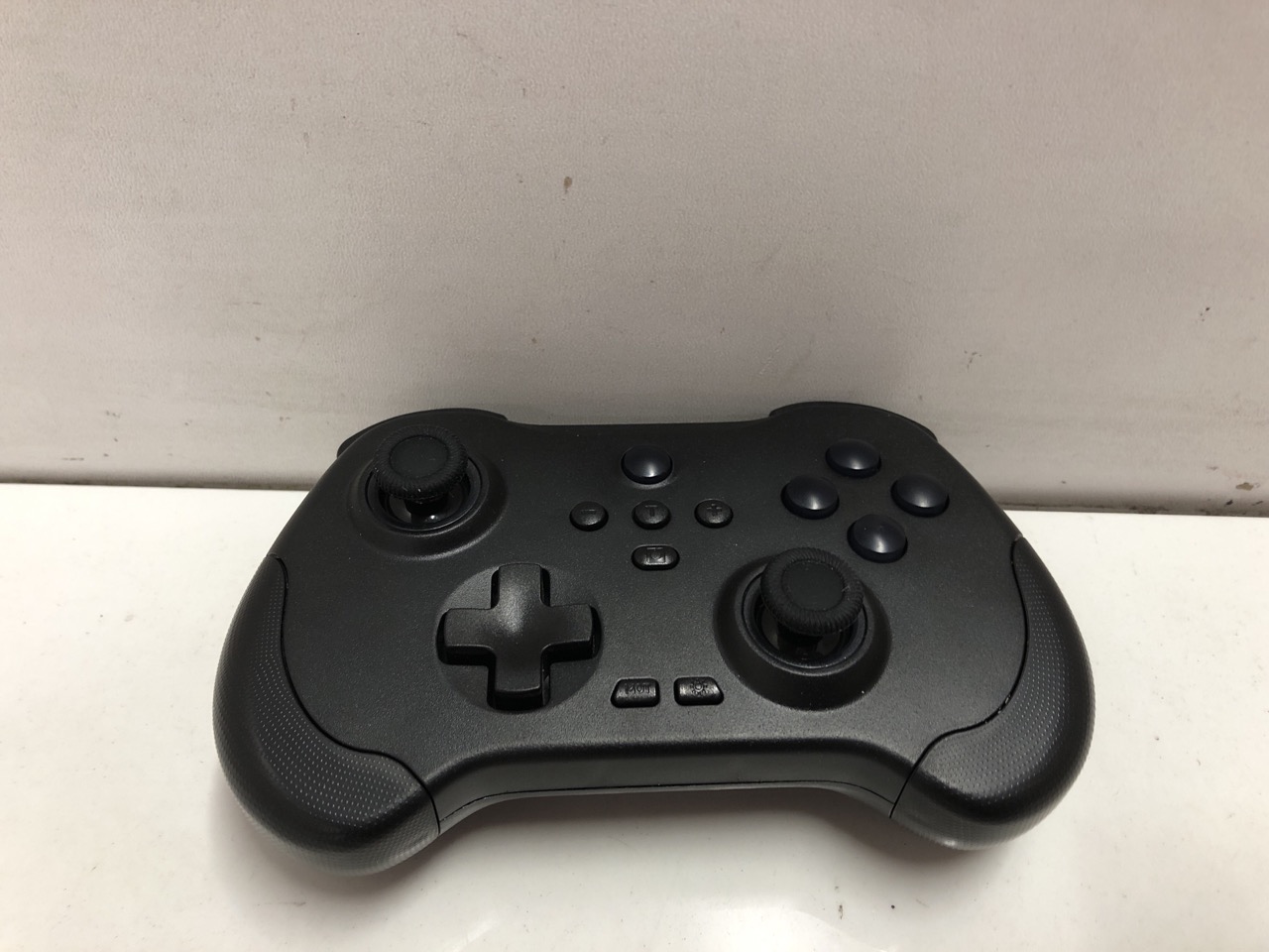 Lot 314  
            Edinburgh SR24 - Delivery Only 

                
QUANTITY OF TECH & GAMING ITEMS TO INCLUDE RETRO-BIT BIG6 CONTROLLER PAD FOR SEGA... - Image 4