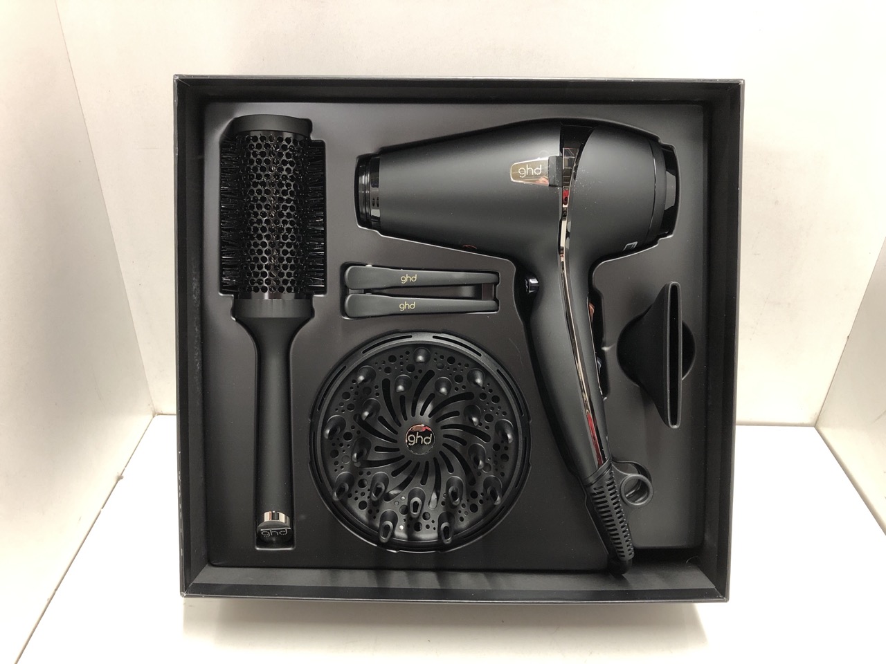 Lot 318  
            Edinburgh SR24 - Delivery Only 

                
GHD AIR  HAIR DRYER WITH DIFFUSER, CERAMIC RADIAL BRUSH, CONCENTRATOR NOZZLE AND ... - Image 4