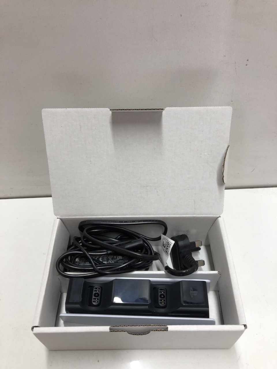 Lot 319  
            Edinburgh SR24 - Delivery Only 

                
QUANTITY OF TECH & GAMING ITEMS TO INCLUDE 8BITDO RETRO RECEIVER FOR PS1, PS2 & W... - Image 4