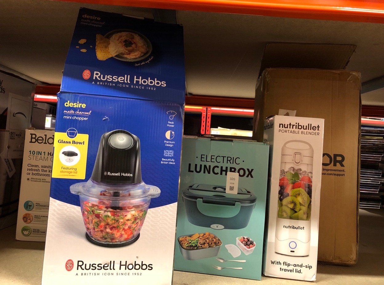 Lot 320  
            Edinburgh SR24 - Delivery Only 

                
QUANTITY OF KITCHEN & APPLIANCES ITEMS TO INCLUDE NUTRIBULLET PORTABLE BLENDER IN...