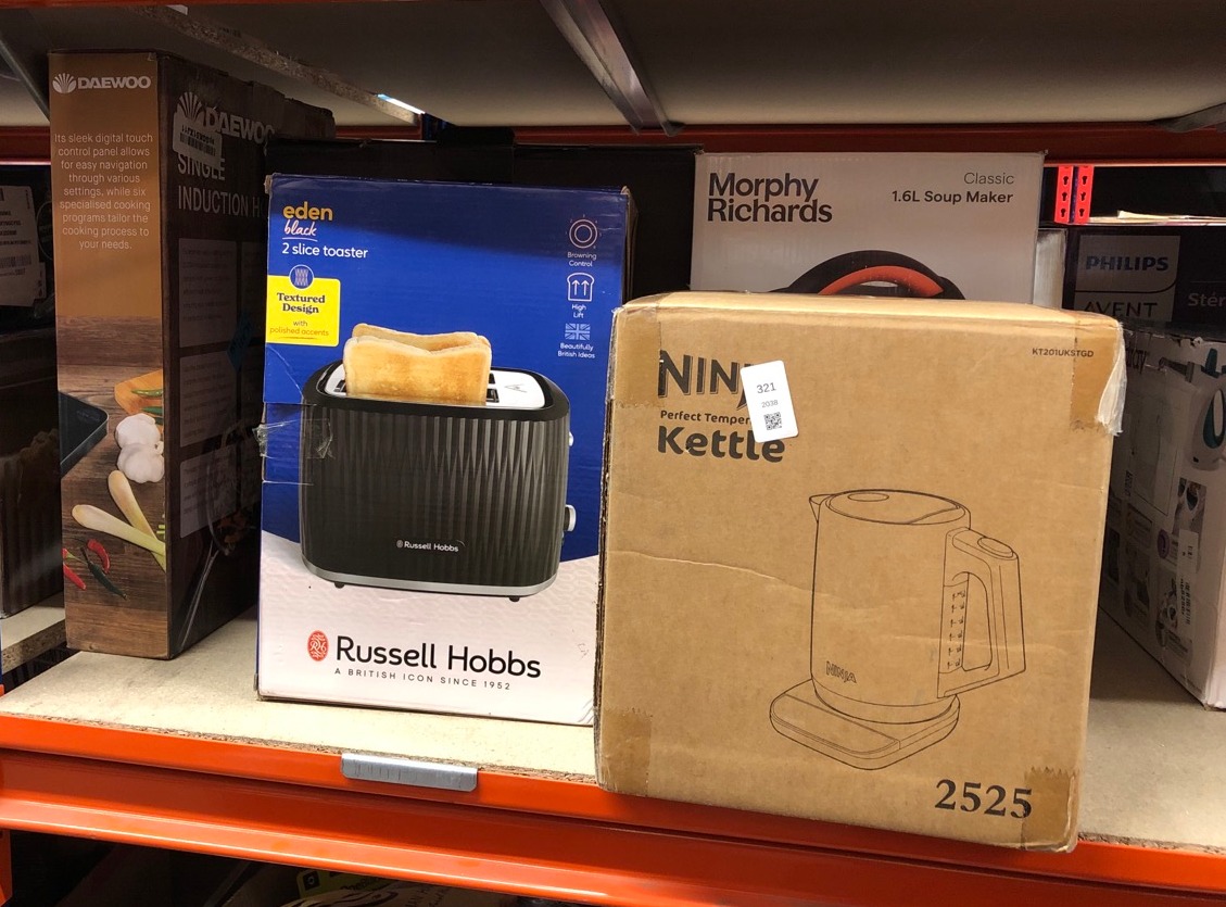 Lot 321  
            Edinburgh SR24 - Delivery Only 

                
QUANTITY OF KITCHEN & APPLIANCES ITEMS TO INCLUDE RUSSELL HOBBS EDEN 2 SLICE TOAS...