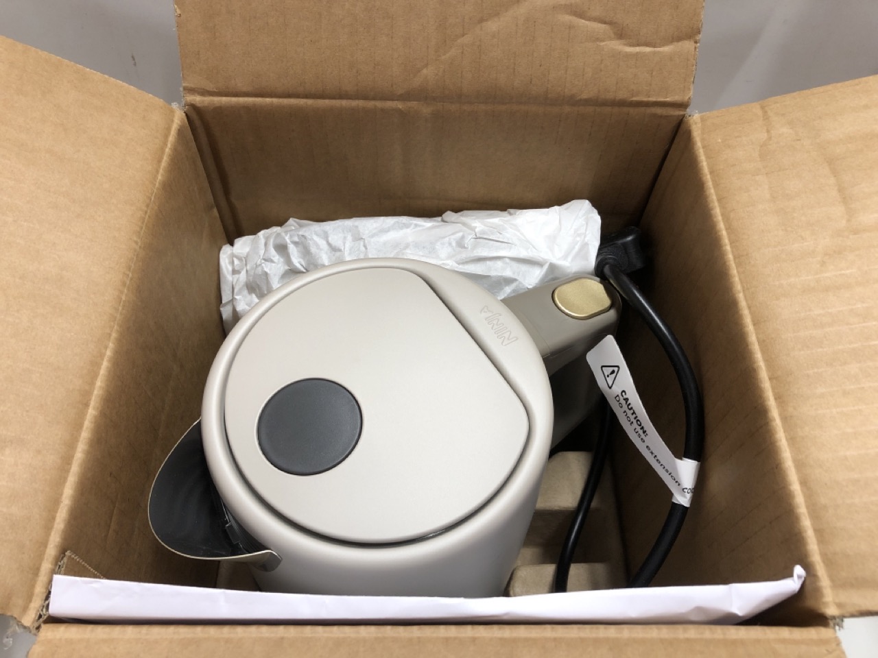 Lot 321  
            Edinburgh SR24 - Delivery Only 

                
QUANTITY OF KITCHEN & APPLIANCES ITEMS TO INCLUDE RUSSELL HOBBS EDEN 2 SLICE TOAS... - Image 4