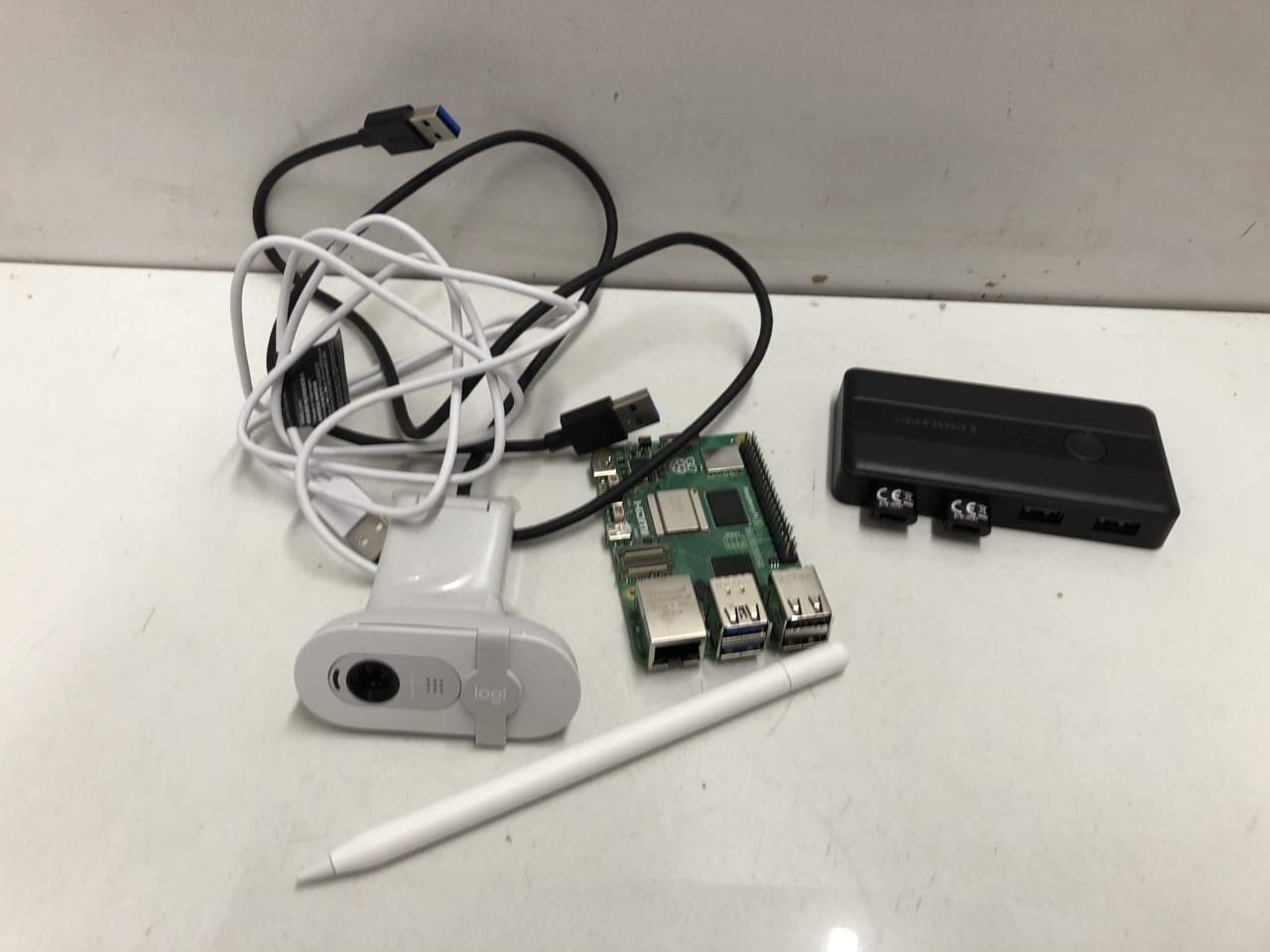 Lot 322  
            Edinburgh SR24 - Delivery Only 

                
QUANTITY OF TECH & GAMING ITEMS TO INCLUDE CREATIVE SOUND BLASTER PLAY. 3 USB AUD... - Image 4