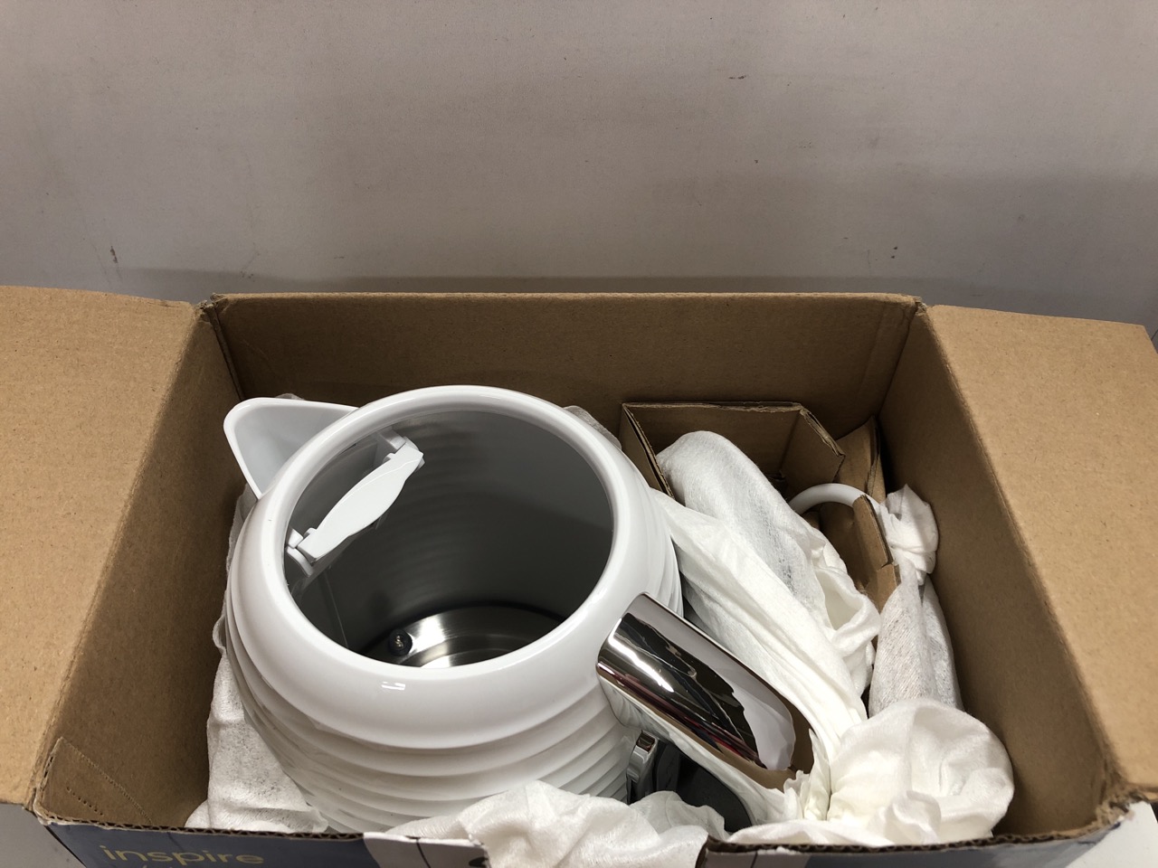 Lot 324  
            Edinburgh SR24 - Delivery Only 

                
QUANTITY OF KITCHEN & APPLIANCES ITEMS TO INCLUDE RUSSELL HOBBS STEAM GENIE 2IN1 ... - Image 4