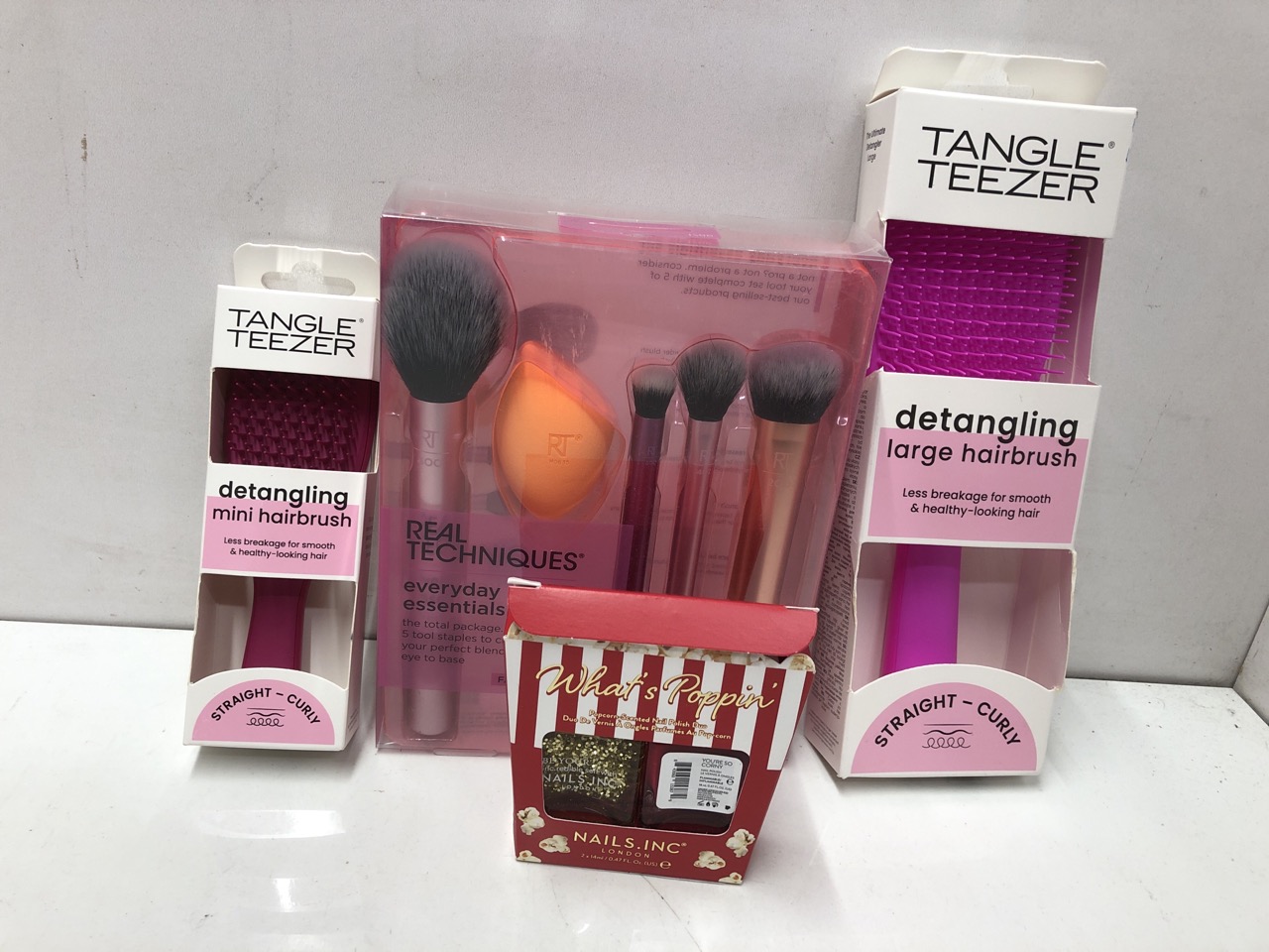 Lot 325  
            Edinburgh SR24 - Delivery Only 

                
QUANTITY OF HEALTH & BEAUTY ITEMS TO INCLUDE PHILIPS ONEBLADE ORIGINAL 360 BLADE ... - Image 3