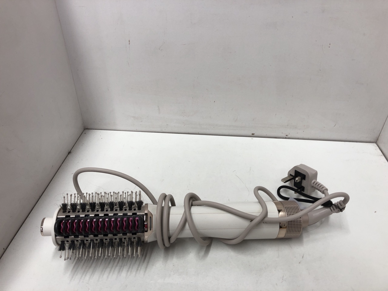 Lot 331  
            Edinburgh SR24 - Delivery Only 

                
SHARK SMOOTHSTYLE HEATED BRUSH AND COMB, WET & DRY MODES, SMOOTHING HOT AIR BRUSH...
