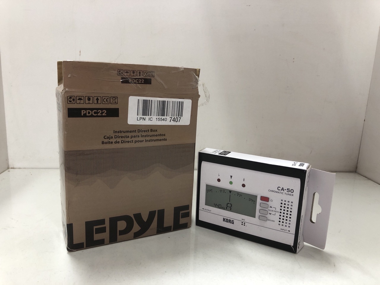 Lot 333  
            Edinburgh SR24 - Delivery Only 

                
QUANTITY OF TV & AUDIO ITEMS TO INCLUDE RØDE AI-MICRO ULTRA COMPACT DUAL CHANNEL ... - Image 2