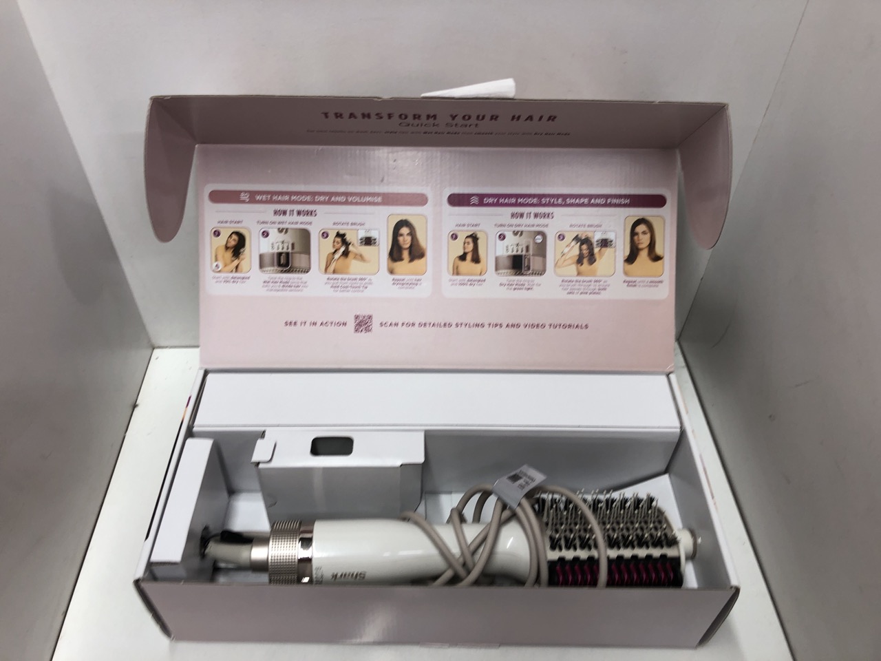 Lot 336  
            Edinburgh SR24 - Delivery Only 

                
SHARK SMOOTHSTYLE HEATED BRUSH AND COMB WITH HEAT-RESISTANT STORAGE BAG, WET & DR...