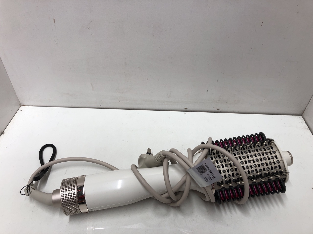 Lot 336  
            Edinburgh SR24 - Delivery Only 

                
SHARK SMOOTHSTYLE HEATED BRUSH AND COMB WITH HEAT-RESISTANT STORAGE BAG, WET & DR...