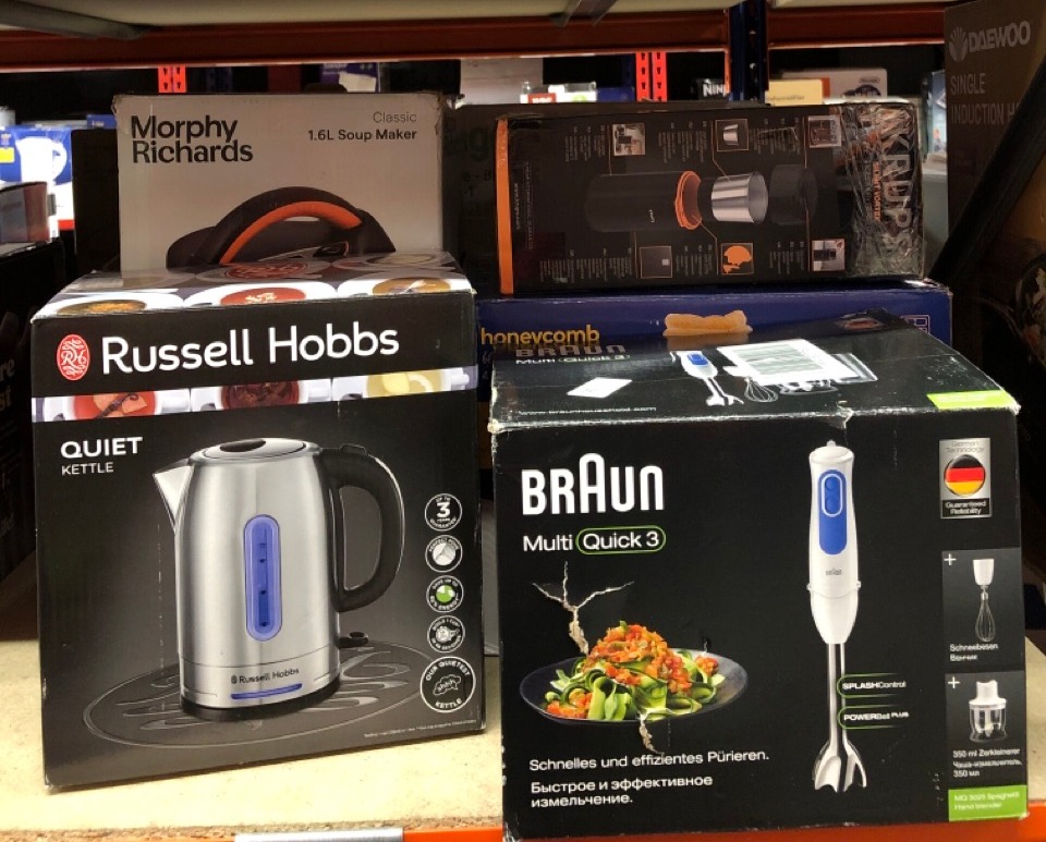Lot 340  
            Edinburgh SR24 - Delivery Only 

                
QUANTITY OF KITCHEN & APPLIANCES ITEMS TO INCLUDE RUSSELL HOBBS ELECTRIC KETTLE (...
