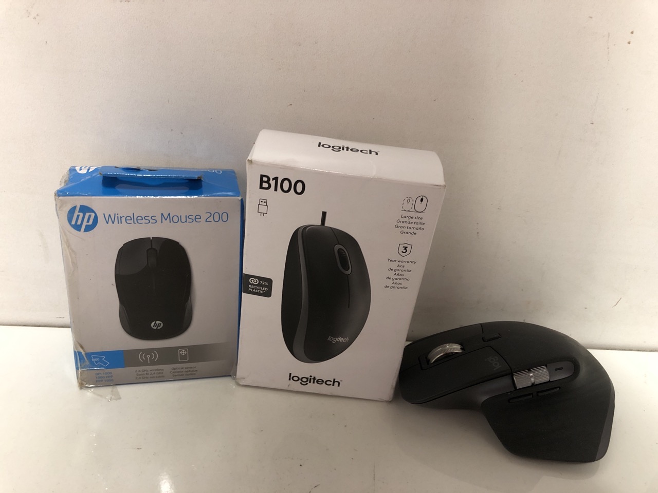 Lot 344  
            Edinburgh SR24 - Delivery Only 

                
QUANTITY OF TECH & GAMING ITEMS TO INCLUDE HP WIRELESS MOUSE 200: LOCATION - E RACK - Image 2