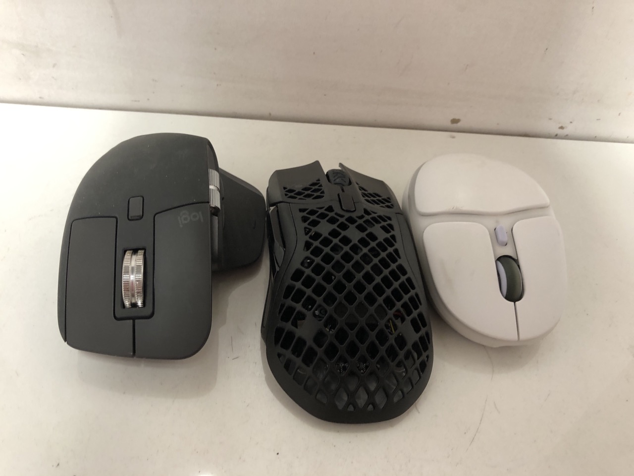 Lot 344  
            Edinburgh SR24 - Delivery Only 

                
QUANTITY OF TECH & GAMING ITEMS TO INCLUDE HP WIRELESS MOUSE 200: LOCATION - E RACK - Image 3